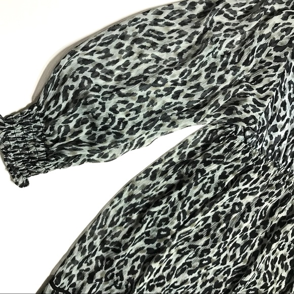 ๐ 4/$20 SALE! Animal Rosette Scoop Neck Blouse - Picture 7 of 7